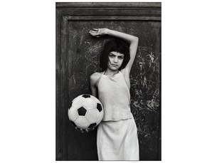 palermo.1980.quartiere_la_cala_la_bambina_con_il_pallone