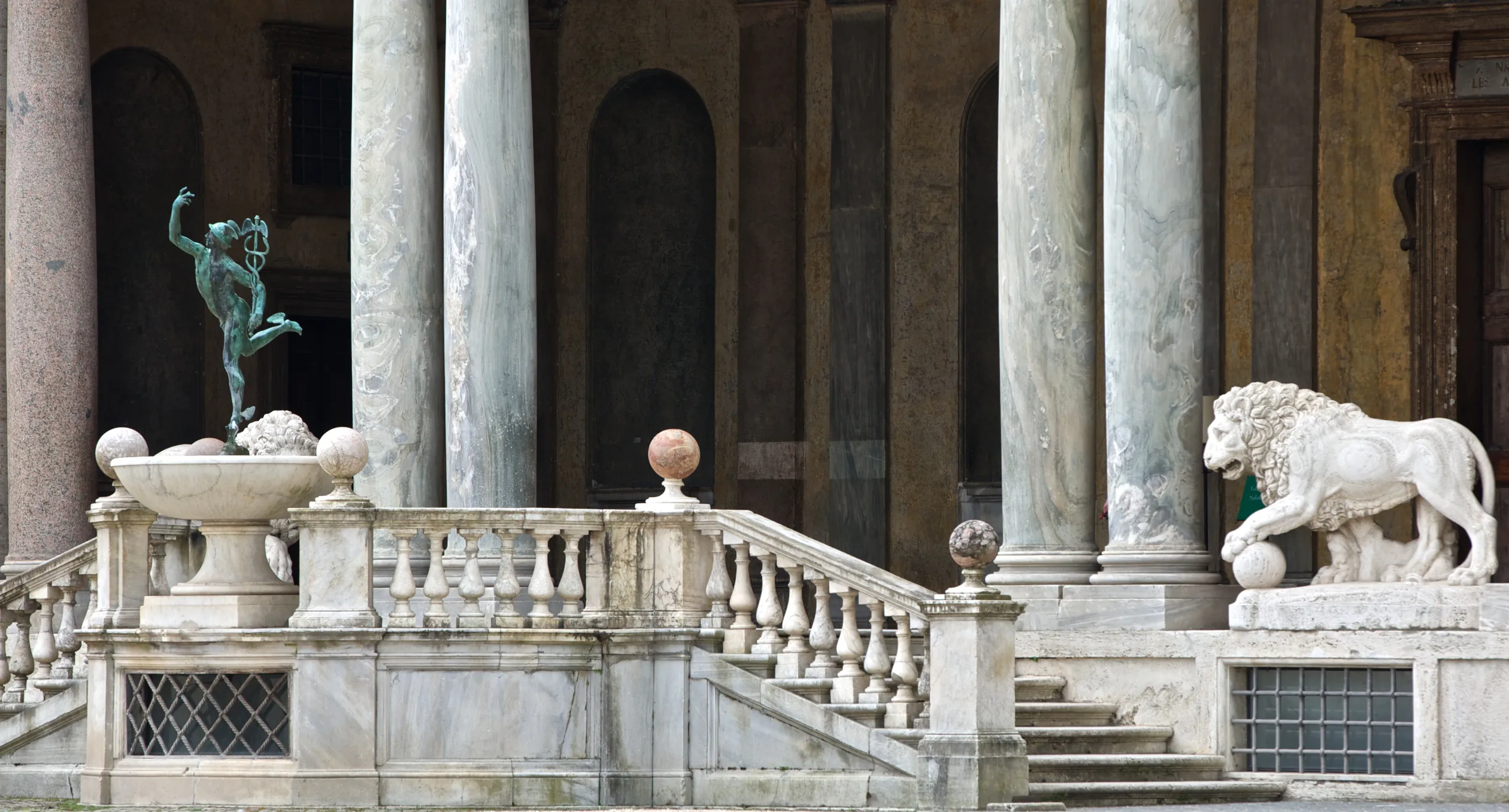 Le Mercure (copie de Jean de Bologne de ) et le Lion côte à côte sous la Loggia 